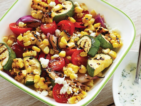 Salade de Légumes Grillés et Vinaigrette au Yogourt et à L’aneth