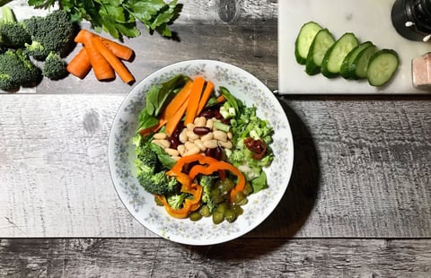Salade de Légumineuses et de Légumes Frais