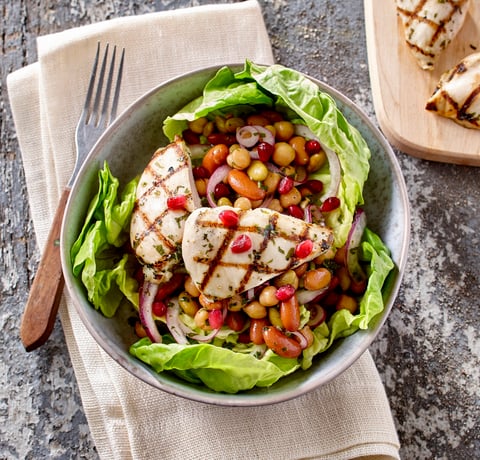 Salade de Légumineuses et Grenade au Poulet Grillé