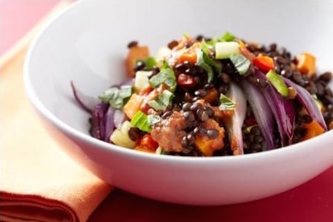 Salade de Lentilles et Légumes Rôtis, Vinaigrette Épicée à la Tomate
