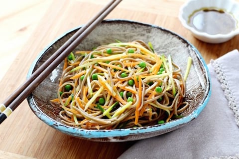 SALADE DE NOUILLES SOBA, CAROTTES ET COURGETTES