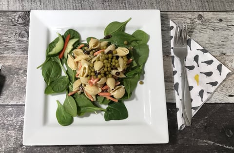Salade de Pâte sur Lit D'épinard