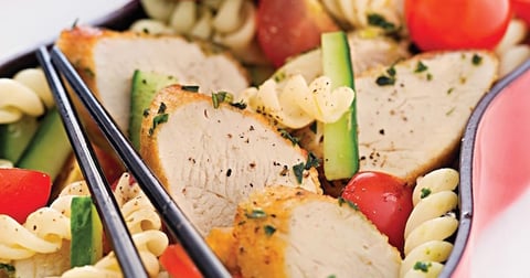 SALADE DE PÂTES À L'ÉMINCÉ DE POULET MARINÉ AU PESTO