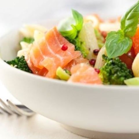 Salade de Pâtes à L'avocat et au Saumon Fumé
