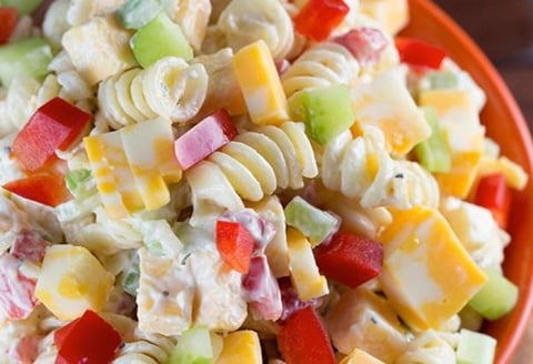 Salade de Pâtes Crémeuse au Fromage Cheddar