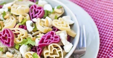 Salade de Pâtes en Forme de Coeur à la Feta et Pignons de Pin