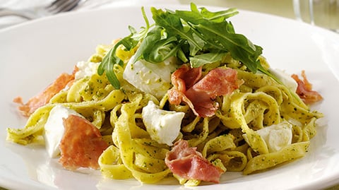 SALADE DE PÂTES, MOZZARELLA ET PESTO