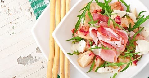 Salade de Pêches au Jambon de Parme et à la Mozzarella