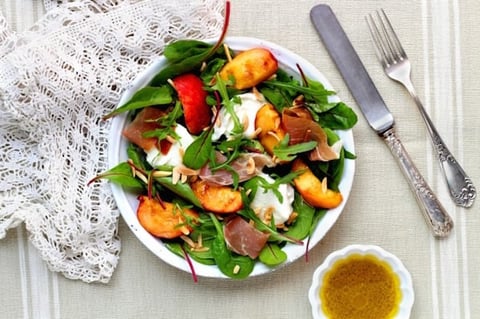 Salade de Pêches Rôties à la Mozzarella