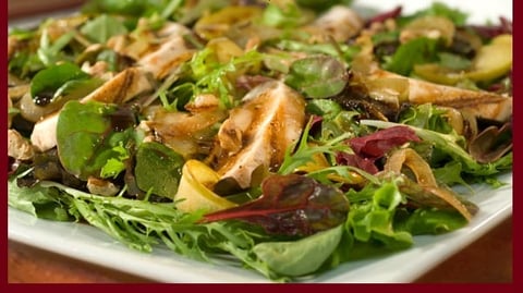 Salade de Pommes Caramélisées avec Poulet Grillé
