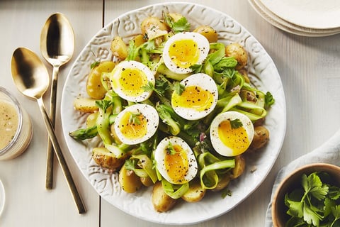 Salade de Pommes de Terre et D’asperges Émincées avec Oeufs à la Coque