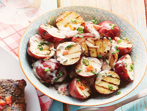 Salade de Pommes de Terre Grillées et Vinaigrette au Yogourt et à L’oignon Vert