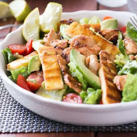 Salade de Poulet, Haloumi et Avocat à la Vinaigrette au Citron Vert