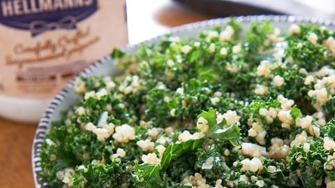Salade de Quinoa et Chou Vert Frisé avec Herbes Fraîches
