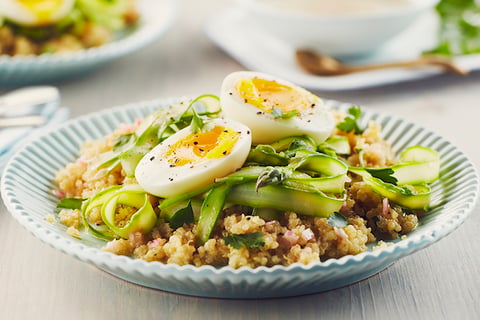 Salade de Quinoa et D’asperges Émincées avec Oeufs