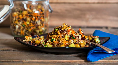 SALADE DE QUINOA ROUGE ET POIS CHICHES À LA DINDE
