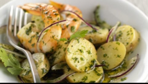 Salade de Ratte aux Gambas à la Coriandre et à L’oignon Rouge