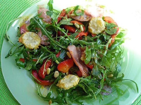 Salade de Roquette aux Poivrons Marinés au Bacon et ses Tuiles de Parmesan