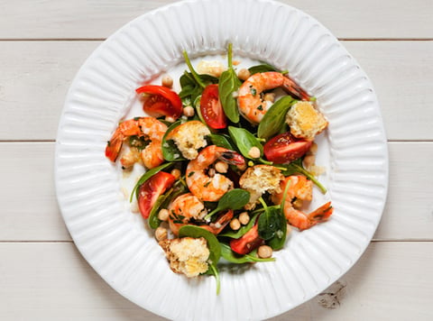 Salade D’épinards aux Crevettes et aux Pois Chiches avec Croûtons