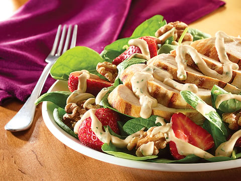 Salade D’épinards et de Poulet Grillé avec Sauce Balsamique Crémeuse