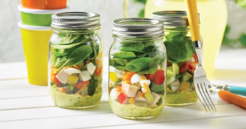 SALADE EN POT AUX ŒUFS, AU POULET ET AU MAÏS