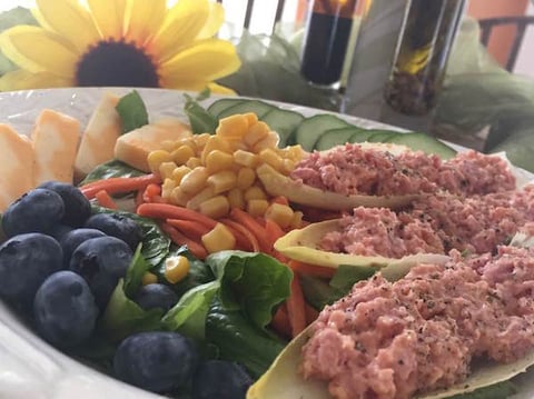 Salade Ensoleillée avec Endives Farcis de Jambon