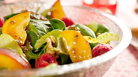 Salade d'épinards aux Pêches et aux Noix Vinaigrette aux Framboises
