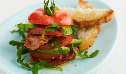 Salade Étagée D’avocat de Tomates et de Bacon