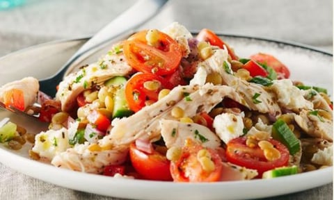 Salade Grecque aux Lentilles et Poulet Arrosée de Vinaigrette