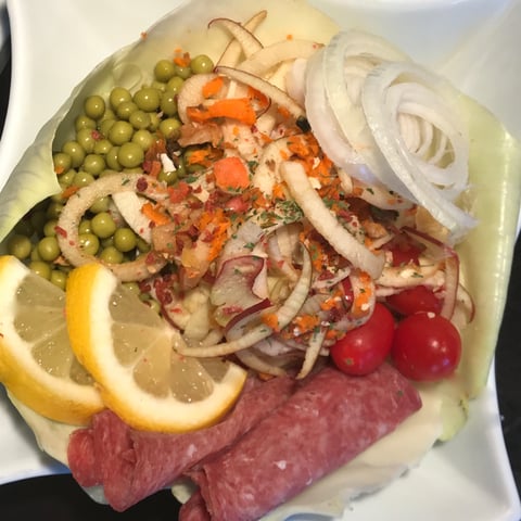 Salade Légumes et Chorizo Servi sur une Feuille de Chou