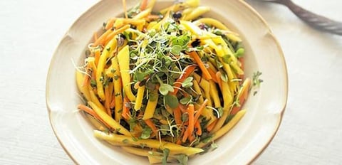 Salade Rafraîchissante à la Mangue et aux Micropousses