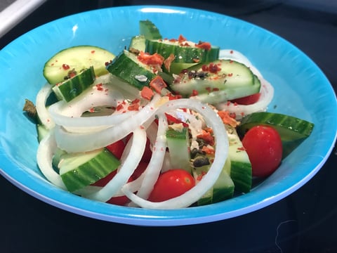 Salade Rafraîchissante au Concombre, Tomate et Oignon