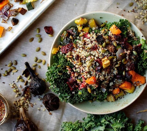 SALADE-REPAS AUX LÉGUMES GRILLÉS ET AU QUINOA PARFUMÉ