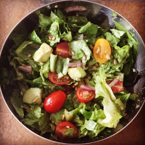 SALADE-REPAS VÉGÉTALIENNE À L'AVOCAT ET AUX GRAINES DE TOURNESOL