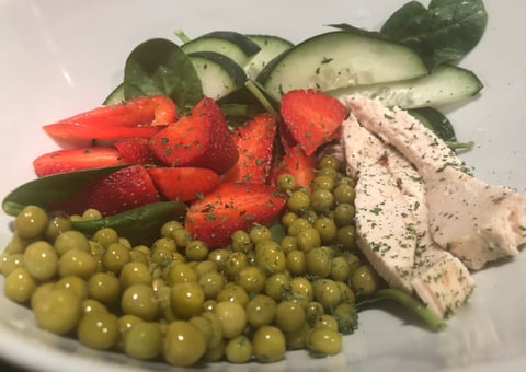 Salade Santé au Poulet et Fraises
