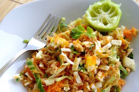 Salade Thaïe au Poulet Grillé, Mangue et Cacahuètes