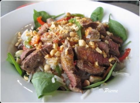 Salade Tiède à L'asiatique au Filet Mignon, aux Légumes Sautés et aux Vermicelles de Riz