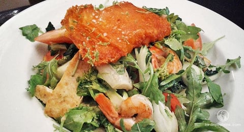 SALADE TIÈDE AU BOK CHOY, CREVETTES, TOFU ET CHEDDAR CROQUANT