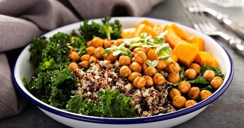 Salade Végétarienne de Quinoa, Patate Douce, Pois Chiches et kale