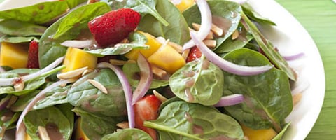Salades D'épinards, de Baies et de Mangue