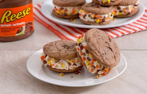 Sandwich à la Crème Glacée et à la Tartinade au Chocolat et au Beurre D'arachides Reese