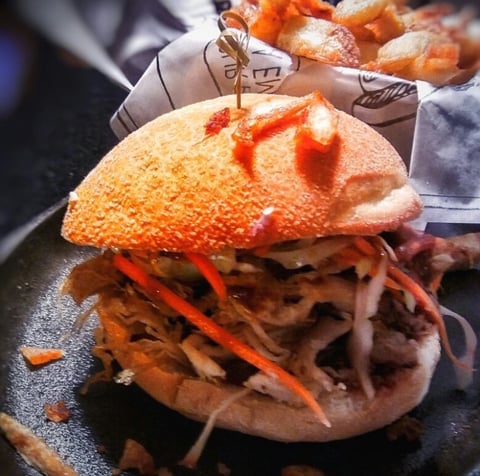 Sandwich au Porc Effiloché & sa Rémoulade de Légumes "pickle minute"