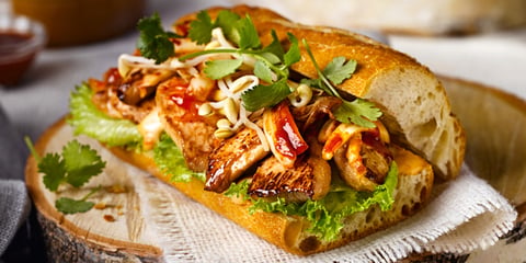 Sandwich au Poulet Barbecue Coréen avec kimchi et Mayo Épicée