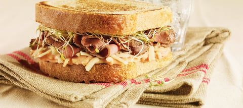 Sandwich au Rôti de Bœuf et au Cheddar