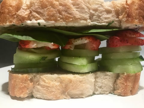 Sandwich aux Concombres et Fraises