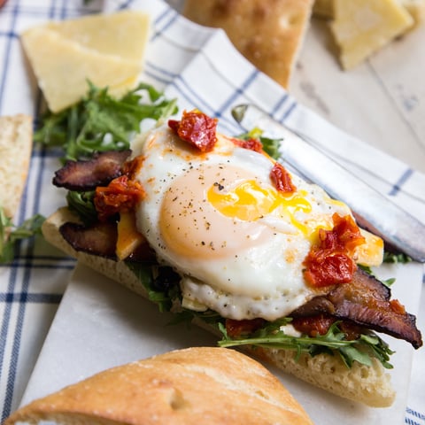 Sandwich Déjeuner Oeuf Bacon et Roquette sur Pain Ciabatta
