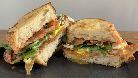 Sandwich Déjeuner Oeuf, Prosciutto et Fromage Brie