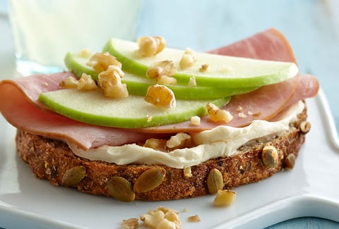 SANDWICH OUVERT AU JAMBON ET BRIE