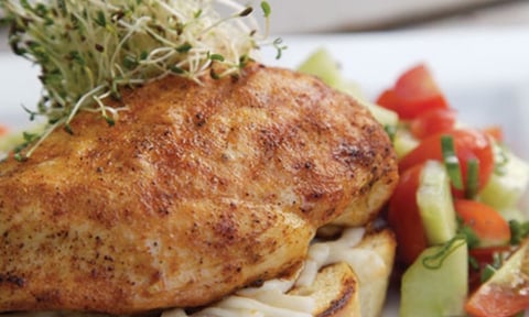 SANDWICH OUVERT AU POULET AVEC SALSA AUX CONCOMBRES ET TOMATES