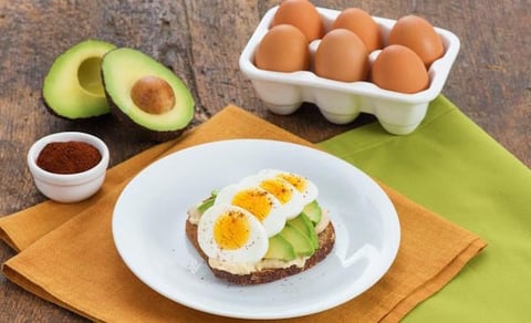 Sandwich Ouvert aux œufs avec Houmous et Avocat